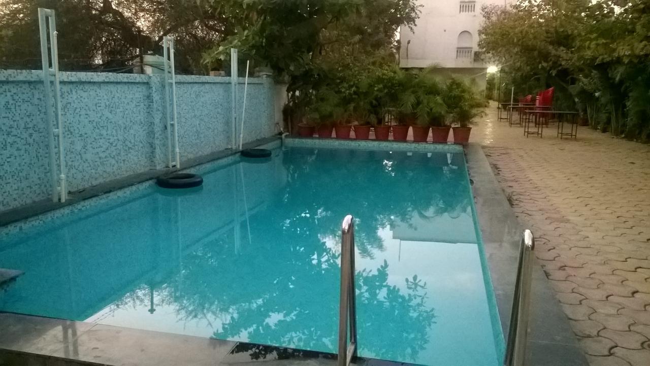 Oyo 14856 Resort Raghav Palace Indore Buitenkant foto